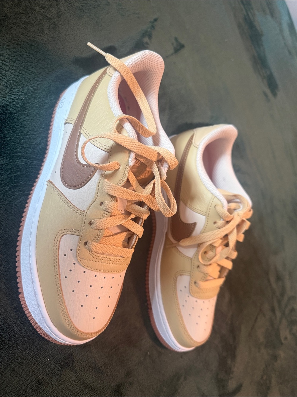Nike Kids Low-Top Sneakers in Beige and Light Pink